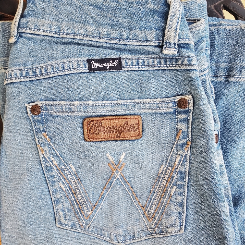 Wrangler light wash jeans size 27